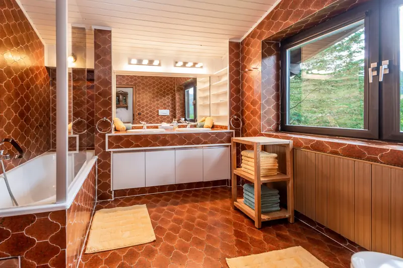 Badezimmer mit Badewanne und Doppelwaschtisch