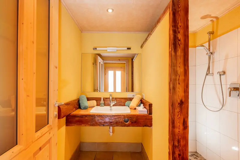 Dusche mit Holzrahmen im Wellnessbereich