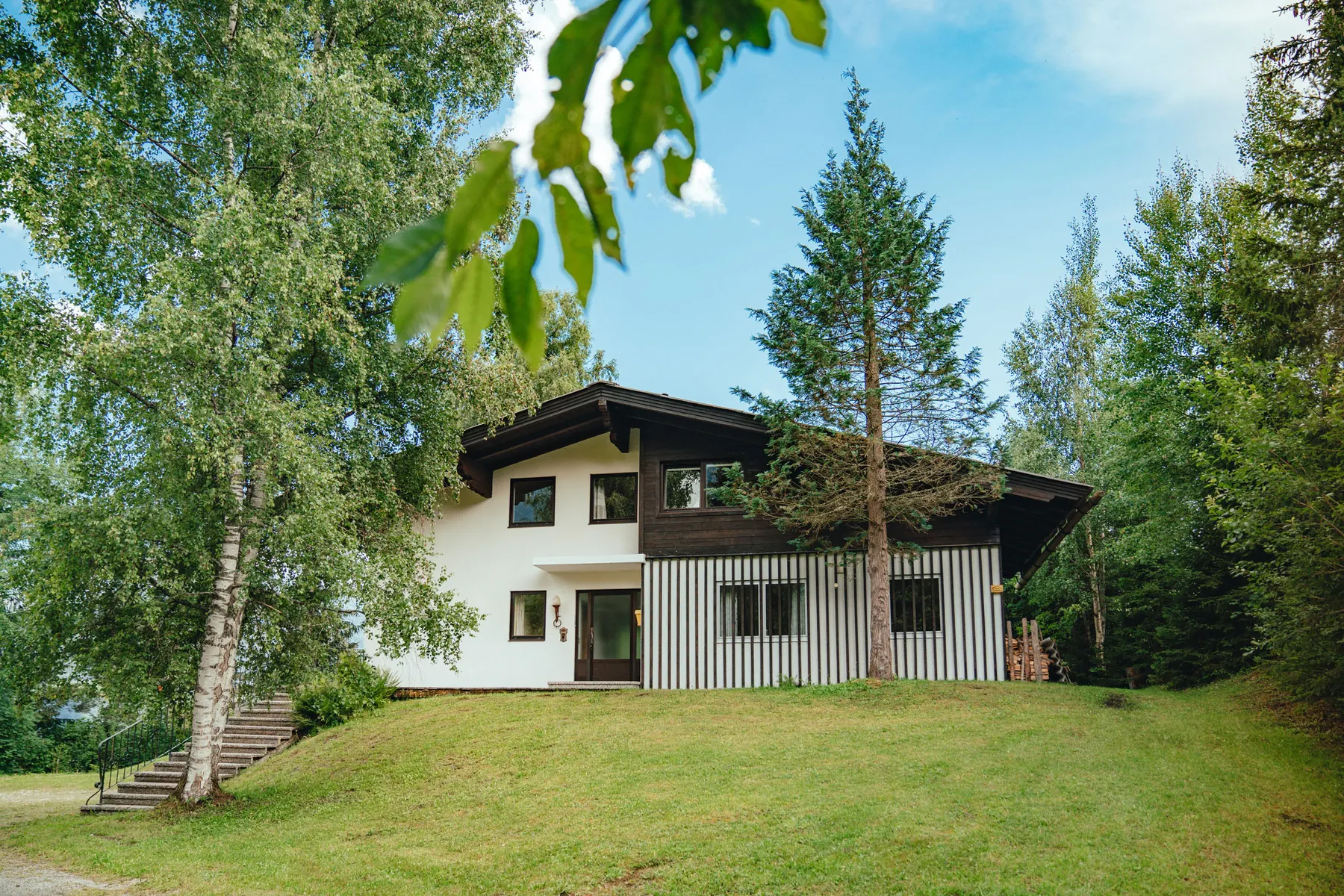 Das Landhaus Blaubeerhügel am Waldrand im Sommer