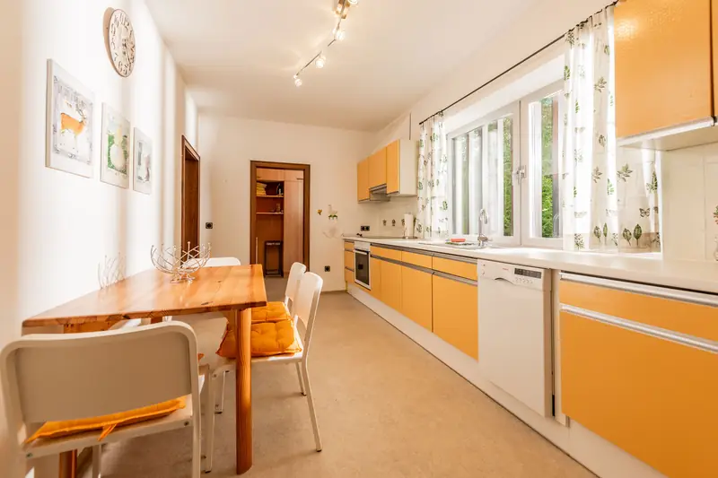 Helle Küche mit Essplatz am Fenster