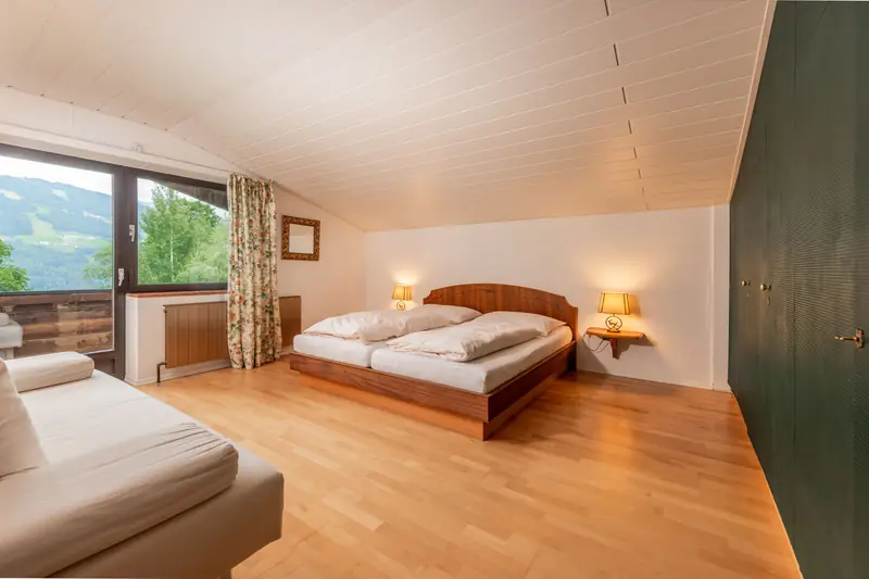 Schlafzimmer unter der Dachschräge mit Doppelbett