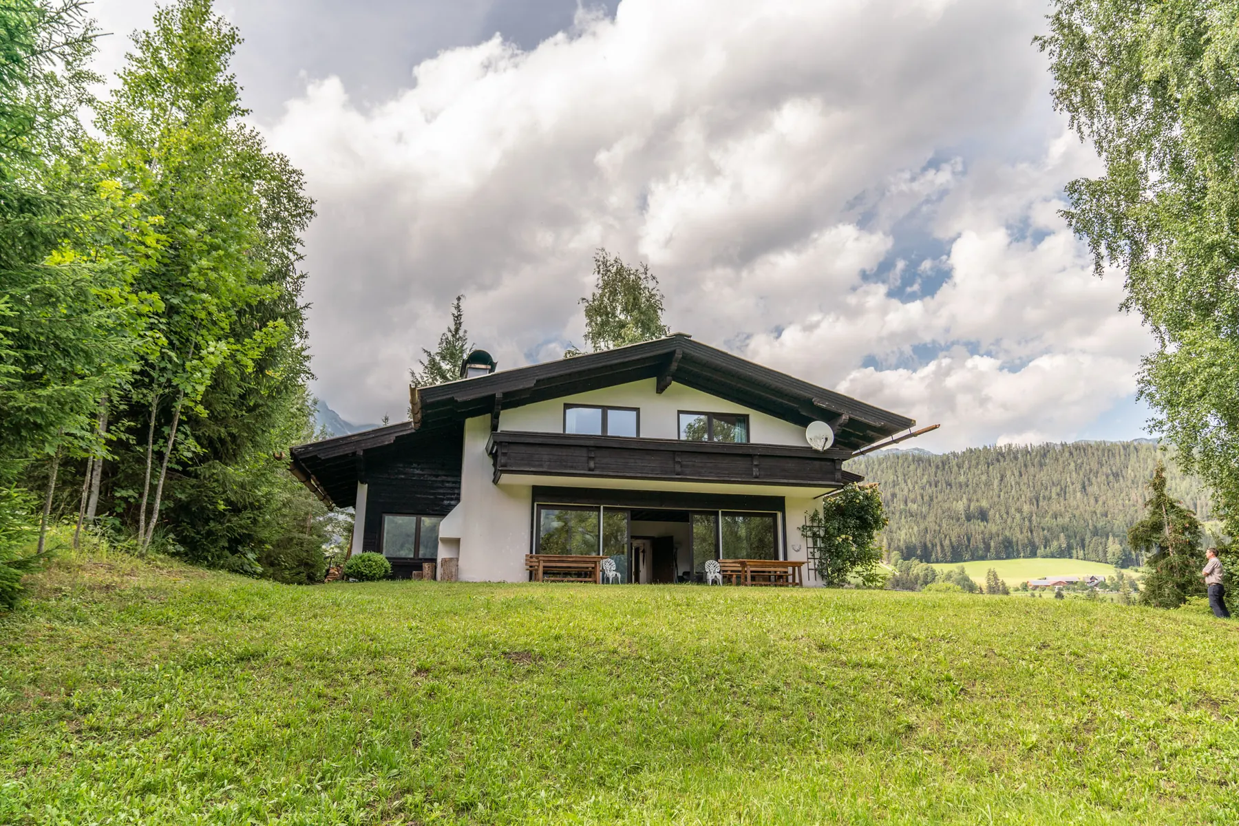 Das Landhaus Blaubeerhügel im Sommer auf der grünen Wiese am Waldrand