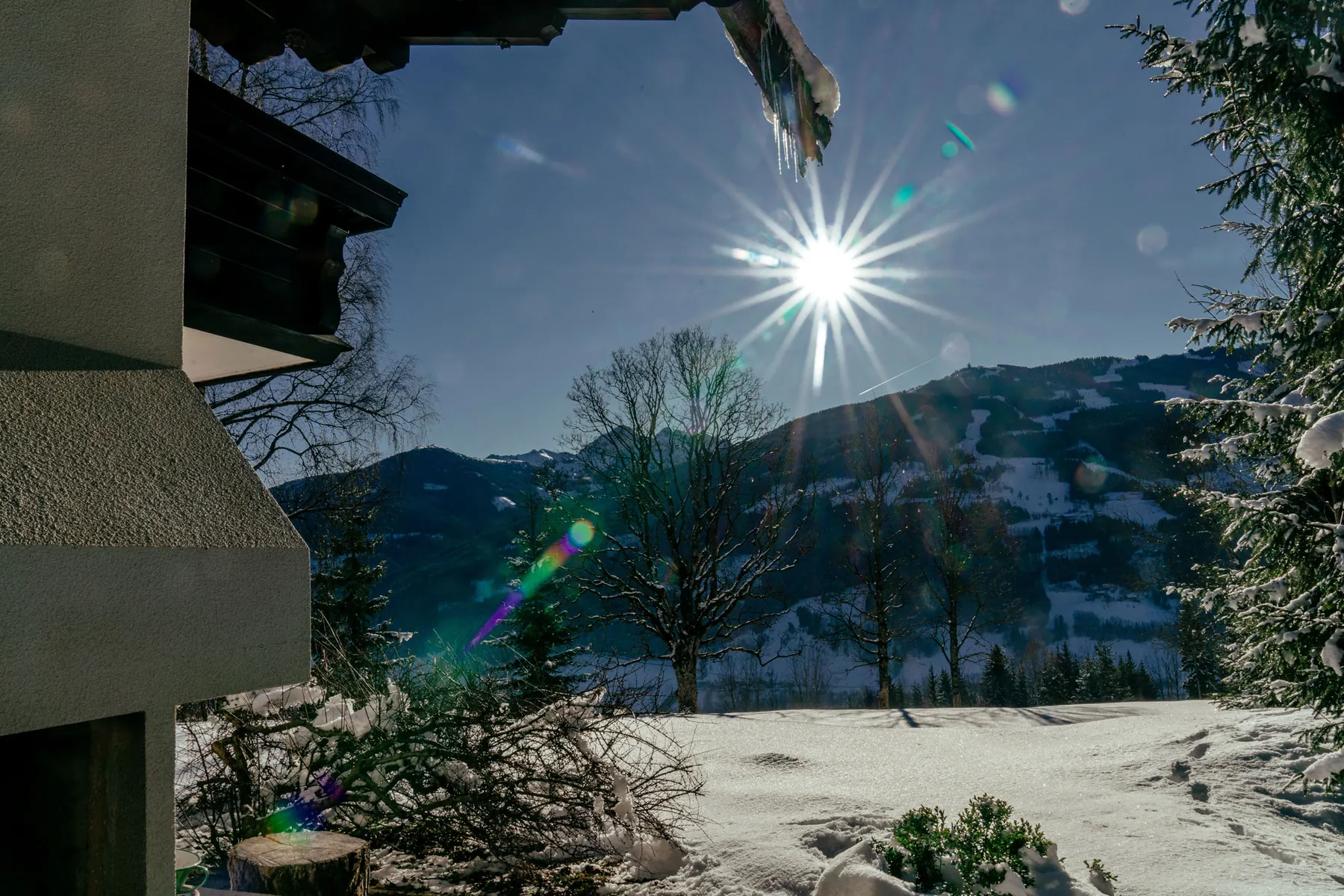 Sonniger Wintertag mit Blick über das verschneite Ennstal